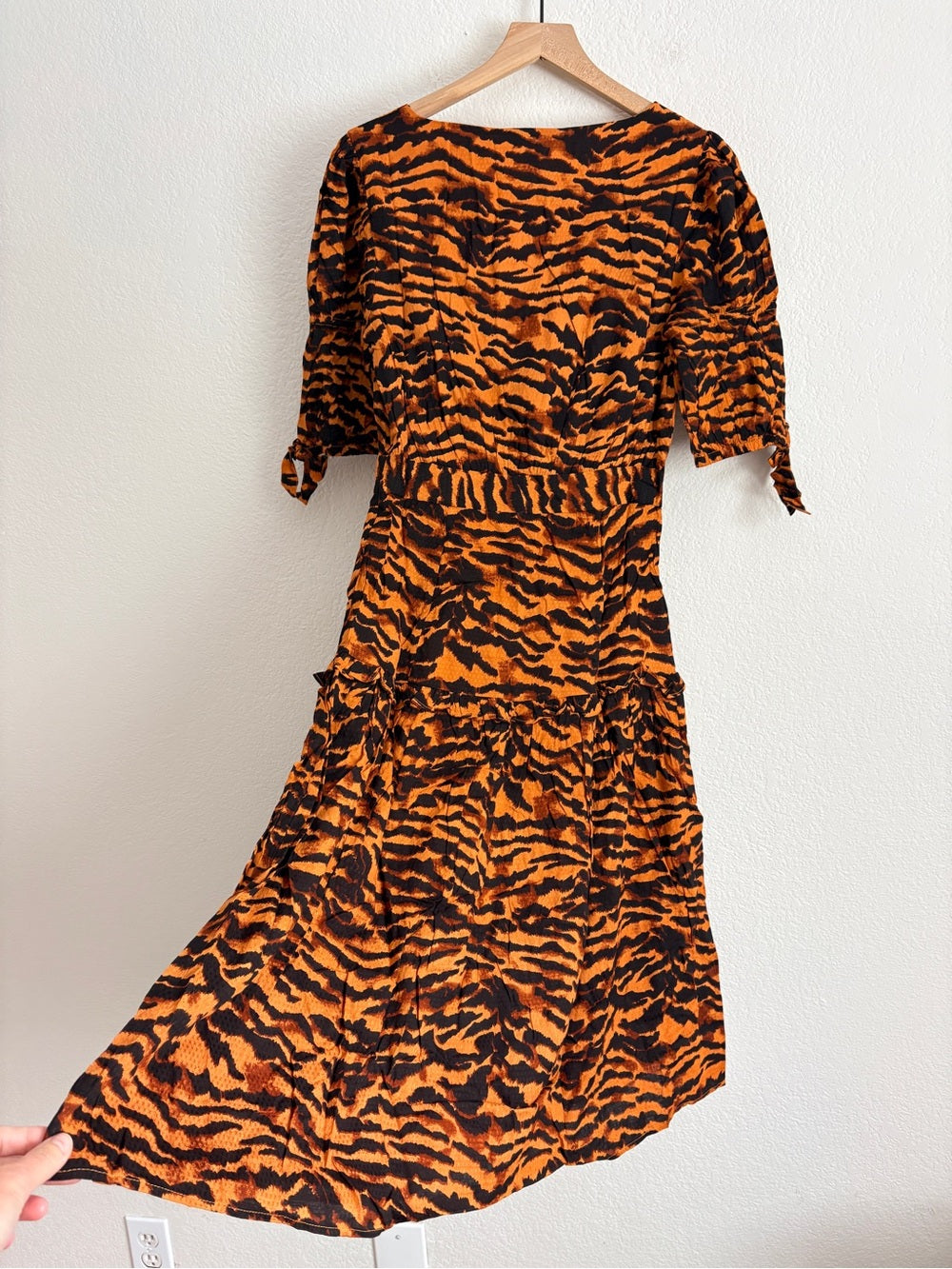 NWT WALTER BAKER Yosline gathered tiger-jacquard midi dress (6)